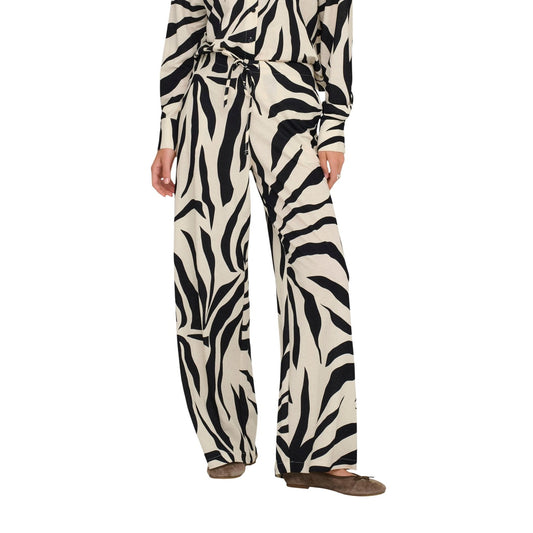 Pantaloni Only Onlsakura; 55% Viscosa, 45% Nylon. Stampa grafica, vita elastica con coulisse, gamba larga. Pantaloni a palazzo freschi, traspiranti e facili da abbinare per la PE26. Vista frontale 