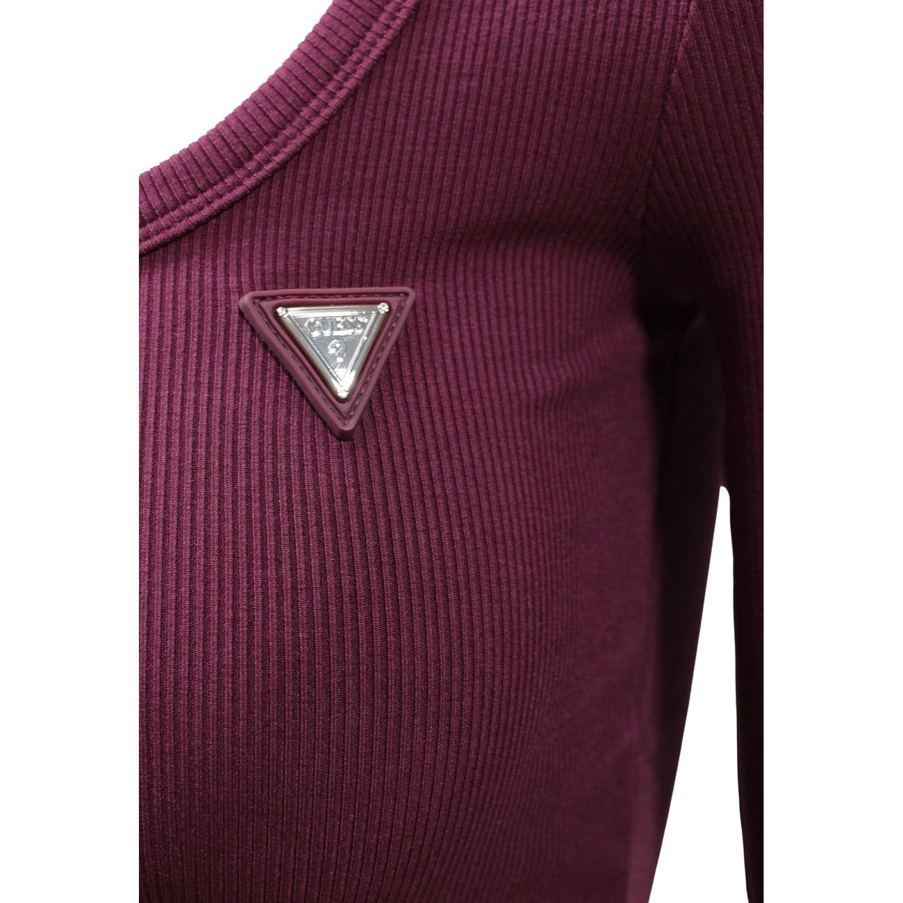 Maglia Guess bordeaux donna V4BP07 K8RT2. T-shirt maniche lunghe da donna bordeaux a costine in viscosa elasticizzata con scollo rotondo e triangolo logo metallico, maglietta aderente slim fit casual mezza stagione.
