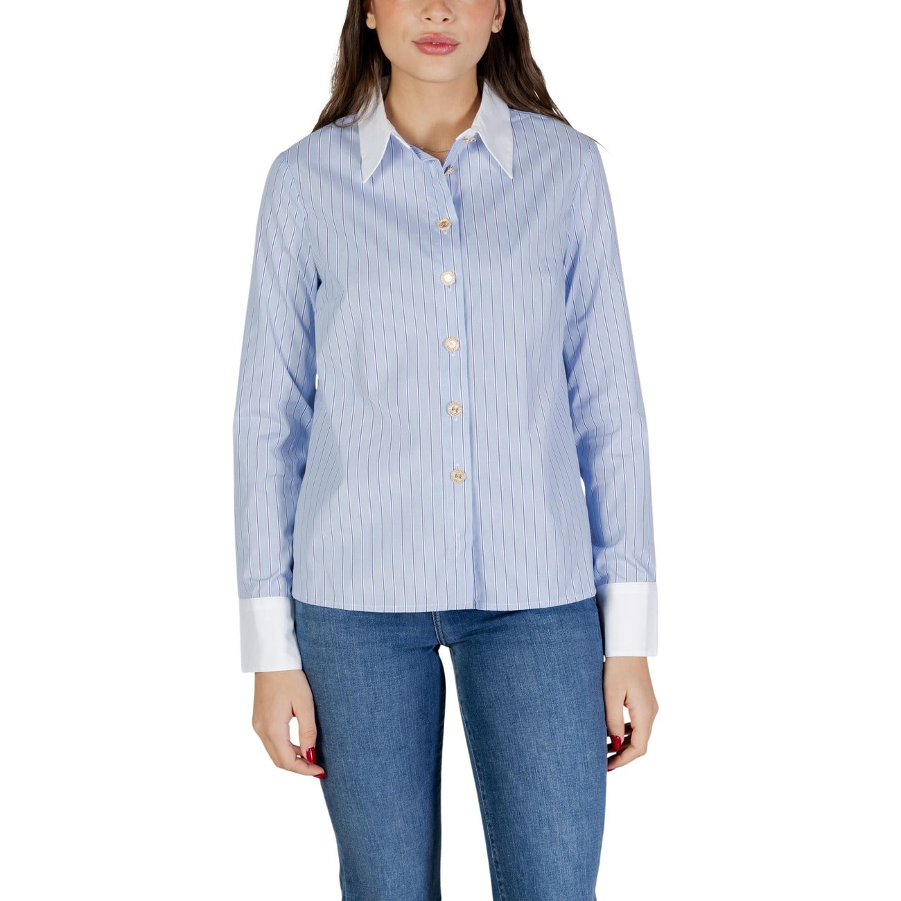 Camicia Morgan De Toi donna azzurro gessato con bottoni scollo tondo cappuccio - vista frontale indossata da modello figura intera
