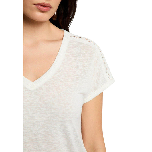 T-shirt Morgan De Toi Dsamir; Bianco Mélange. 53% Poliestere Riciclato, 47% Viscosa Sostenibile. Scollo a V, vestibilità morbida, dettaglio logo in metallo. Tessuto fluido e antipiega.