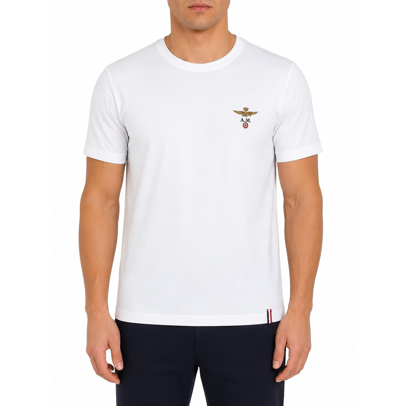 T-shirt Intima Uomo Multipack Aeronautica Militare; Tessuto 95% cotone e 5% elastan a maniche corte e girocollo. Assortimento colori basici e militari, stile casual underwear comfort. Bianco vista frontale 