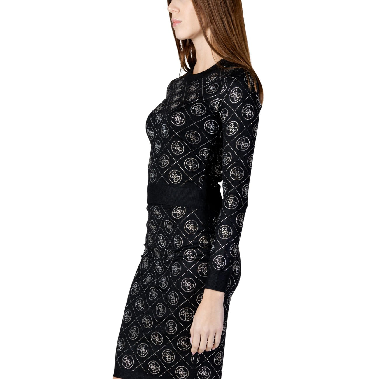 Maglione Guess 4G Strass; Misto Lana Riciclata. Vestibilità regular, maniche lunghe, logo gioiello. Maglia donna calda, luminosa ed ecosostenibile. Colore nero vista frontale Laterale 