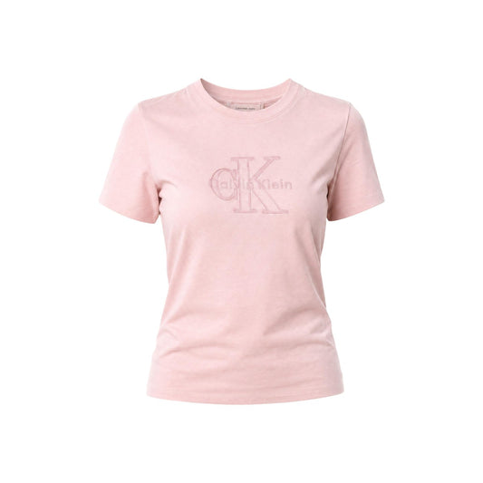 T-shirt rosa Calvin Klein Jeans; 100% Cotone. Girocollo, maniche corte, logo ricamato. Vestibilità regular, fresca e leggera. L'essenziale iconico per il tuo outfit quotidiano. Frontale stesa 