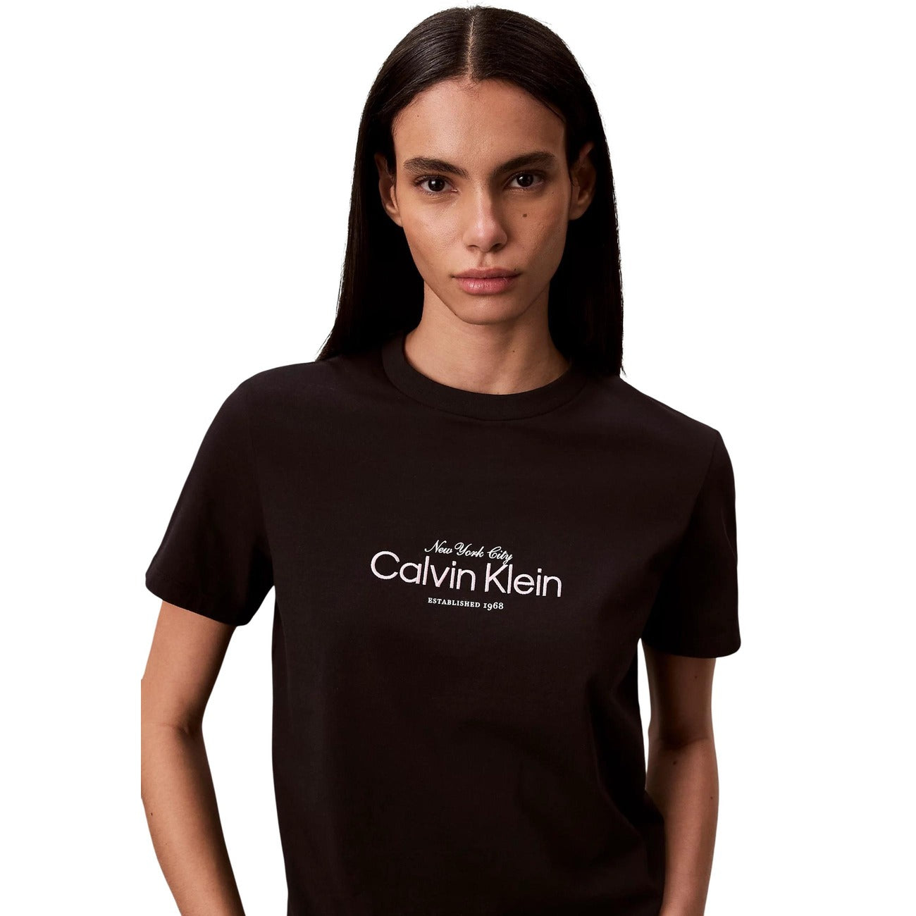 Calvin Klein NYC Logo Tee; 100% cotone, girocollo, stampa frontale. La t-shirt da donna iconica dal gusto metropolitano e vestibilità confortevole. Colore nero. Vista frontale Dettaglio logo 