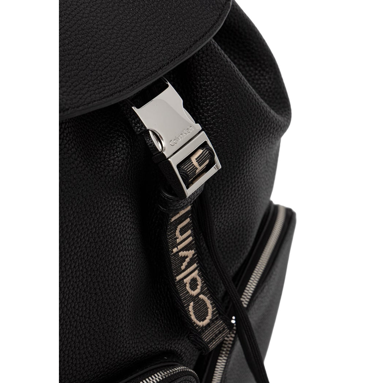 Zaino Calvin Klein donna nero modello LV04F3645G. Zainetto da città e lavoro in ecopelle nera con pattina, nastro Webbing Strap con logo Calvin Klein, doppie tasche frontali con zip e spallacci regolabili, accessorio casual chic 4 stagioni.