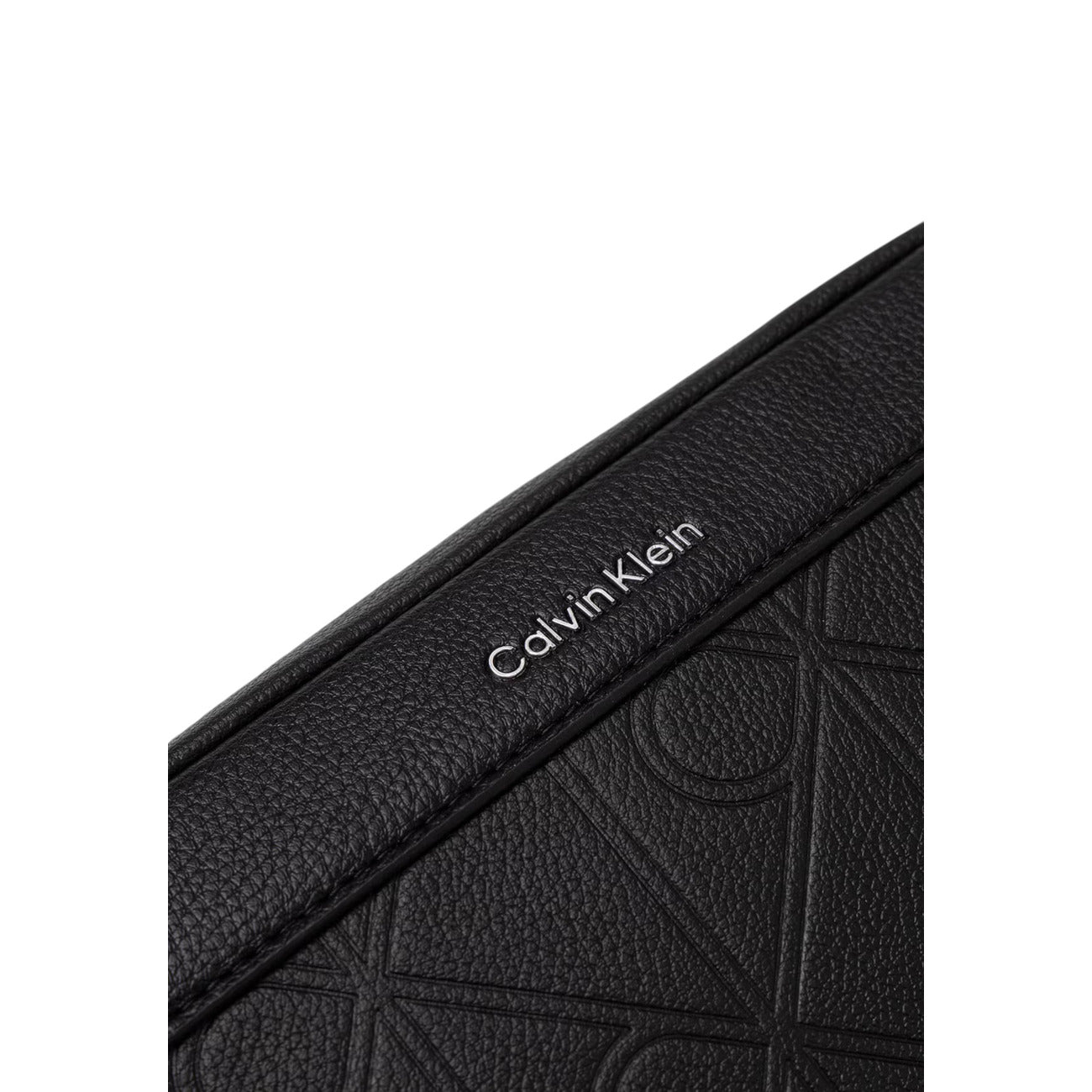 Pochette Uomo Calvin Klein XL Embossed; Nero. 100% Vera pelle con loghi incisi, chiusura zippata, tracolla e laccetto da polso removibili. Dimensioni generose (16x22 cm), stile casual-luxury 4 stagioni. Dettaglio logo 