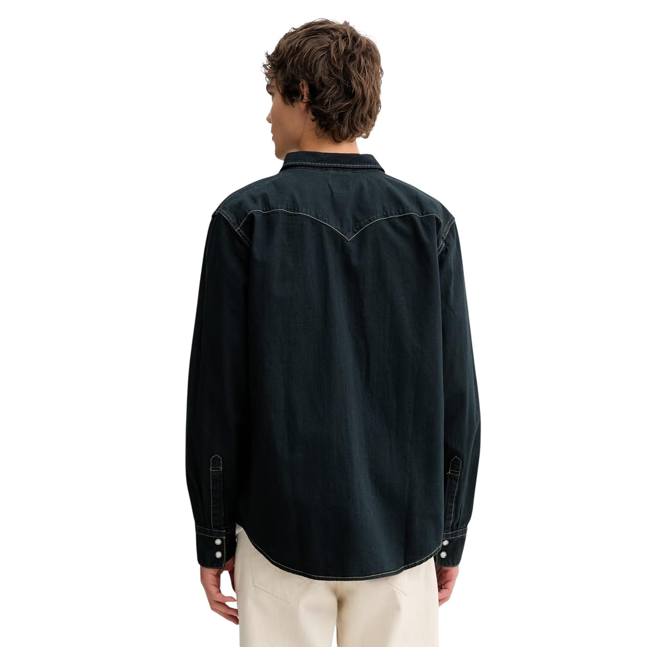 Camicia Uomo Nera Levi's Western; Modello a maniche lunghe in cento per cento cotone tinta unita. Chiusura con bottoni a pressione, tasche frontali con pattina e cuciture in contrasto, stile casual-heritage. Posteriore 