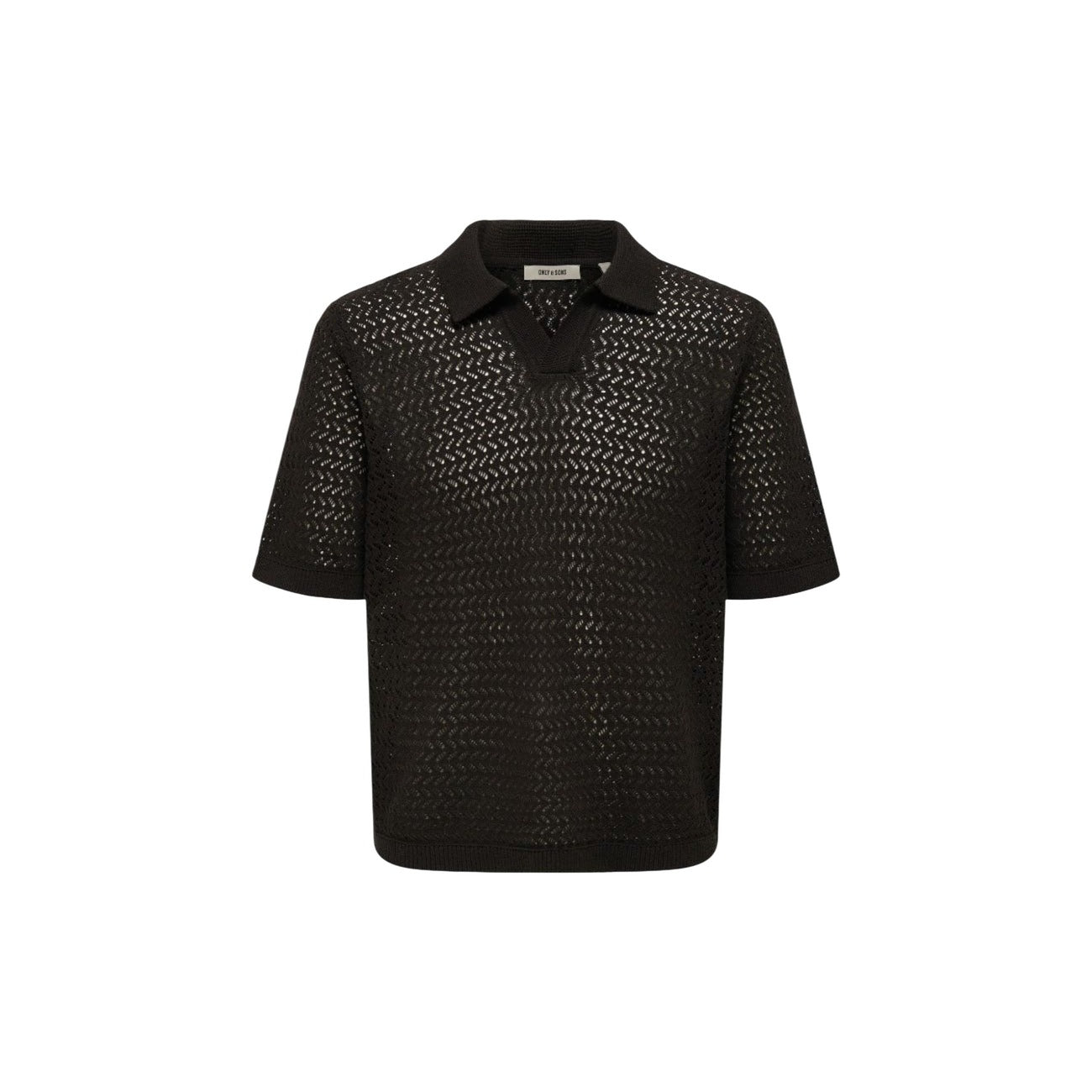 Only & Sons Polo Maglia Geometrica; design traforato, colletto coreana, scollo a V, 70% cotone riciclato. La polo estiva moderna, sostenibile e fresca. Colore nera. Vista frontale Stesa 