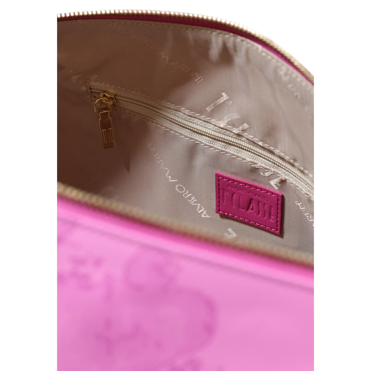 Maxi Borsa Geo Fucsia Alviero Martini; 58% Poliestere, 42% Poliuretano. Tracolla regolabile, finitura idrorepellente, ampio vano interno. Borsa donna a spalla spaziosa e leggera per ogni stagione. Dettaglio cerniera 