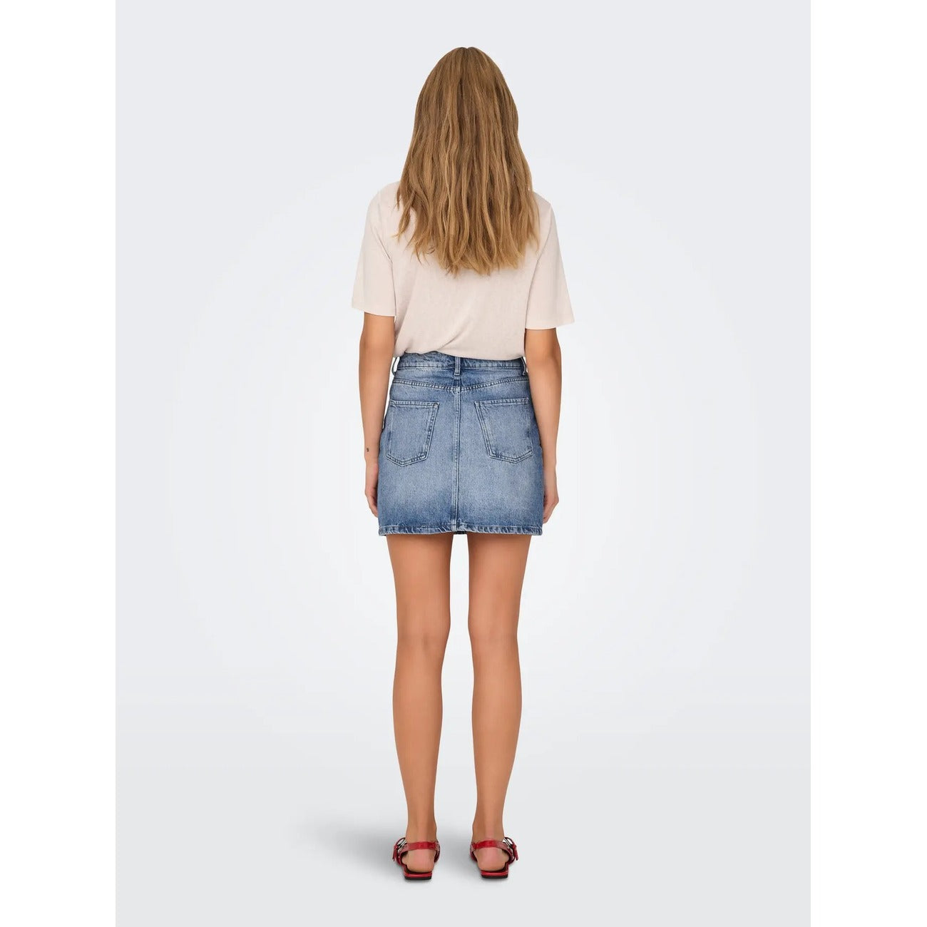 Gonna Corta Jeans Donna Blu Chiaro Only; Minigonna in puro cotone denim sostenibile con chiusura a bottoni e passanti per cintura. Cinque tasche, stile casual e intramontabile. Posteriore intera 