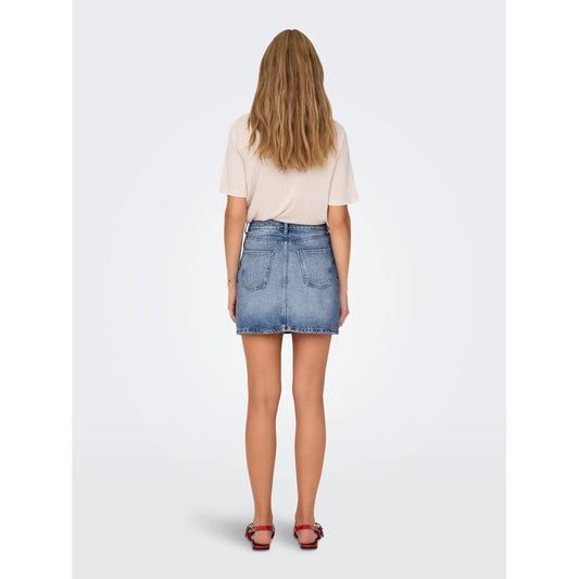 Gonna Corta Jeans Donna Blu Chiaro Only; Minigonna in puro cotone denim sostenibile con chiusura a bottoni e passanti per cintura. Cinque tasche, stile casual e intramontabile. Posteriore intera 