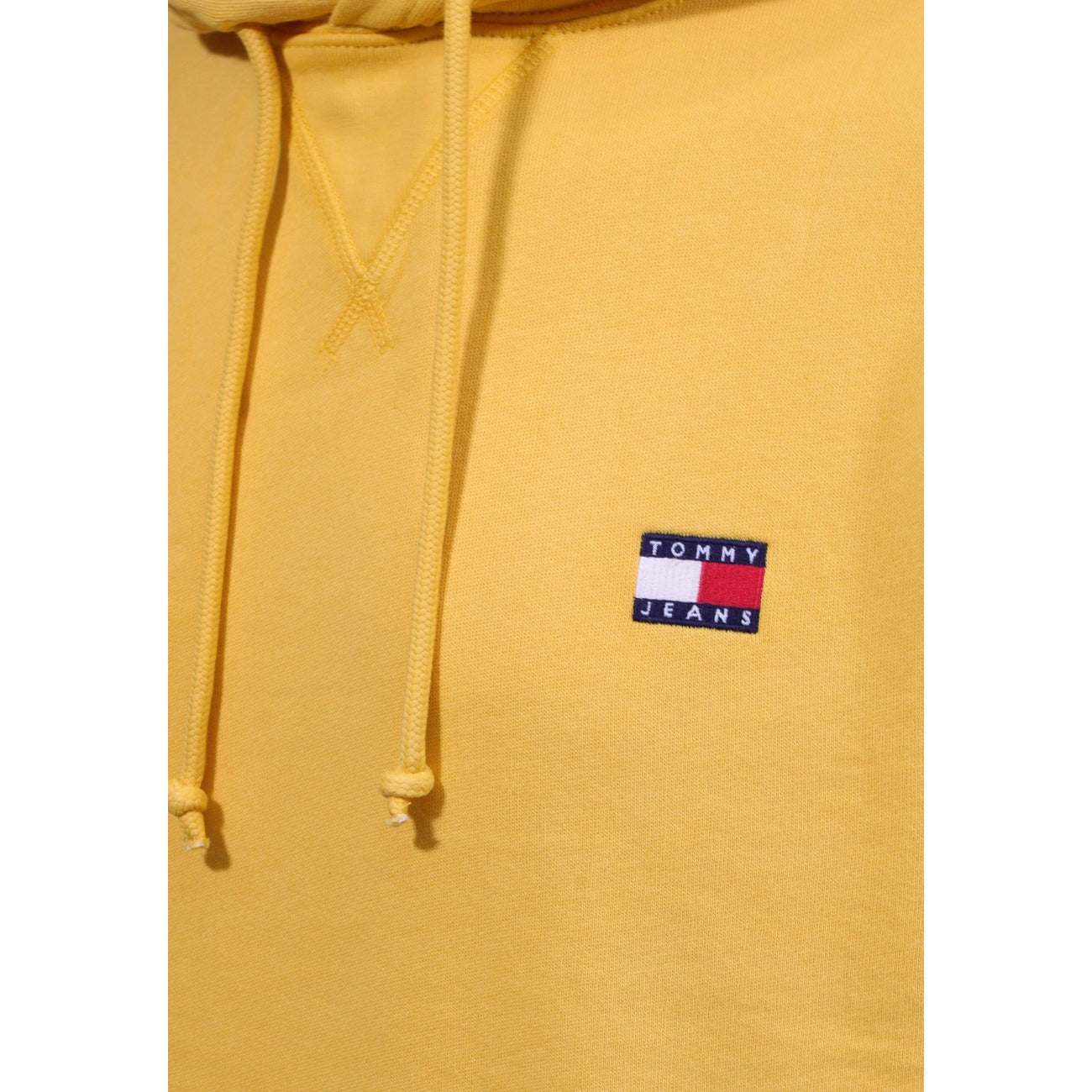 Felpa Tommy Hilfiger Jeans uomo gialla con cappuccio DM0DM23606. Felpa in misto cotone felpato con tasca a marsupio frontale, lacci regolabili e distintivo logo Tommy sul petto, abbigliamento casual uomo autunno inverno.