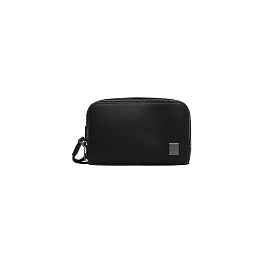 Beauty Case Uomo Calvin Klein Dopp Kit; Nero. 100% Poliuretano effetto saffiano, chiusura zippata, maniglia da trasporto in nastro tecnico. Dimensioni compatte (20x13 cm), stile minimalista e impermeabile 4 stagioni. Vista frontale 