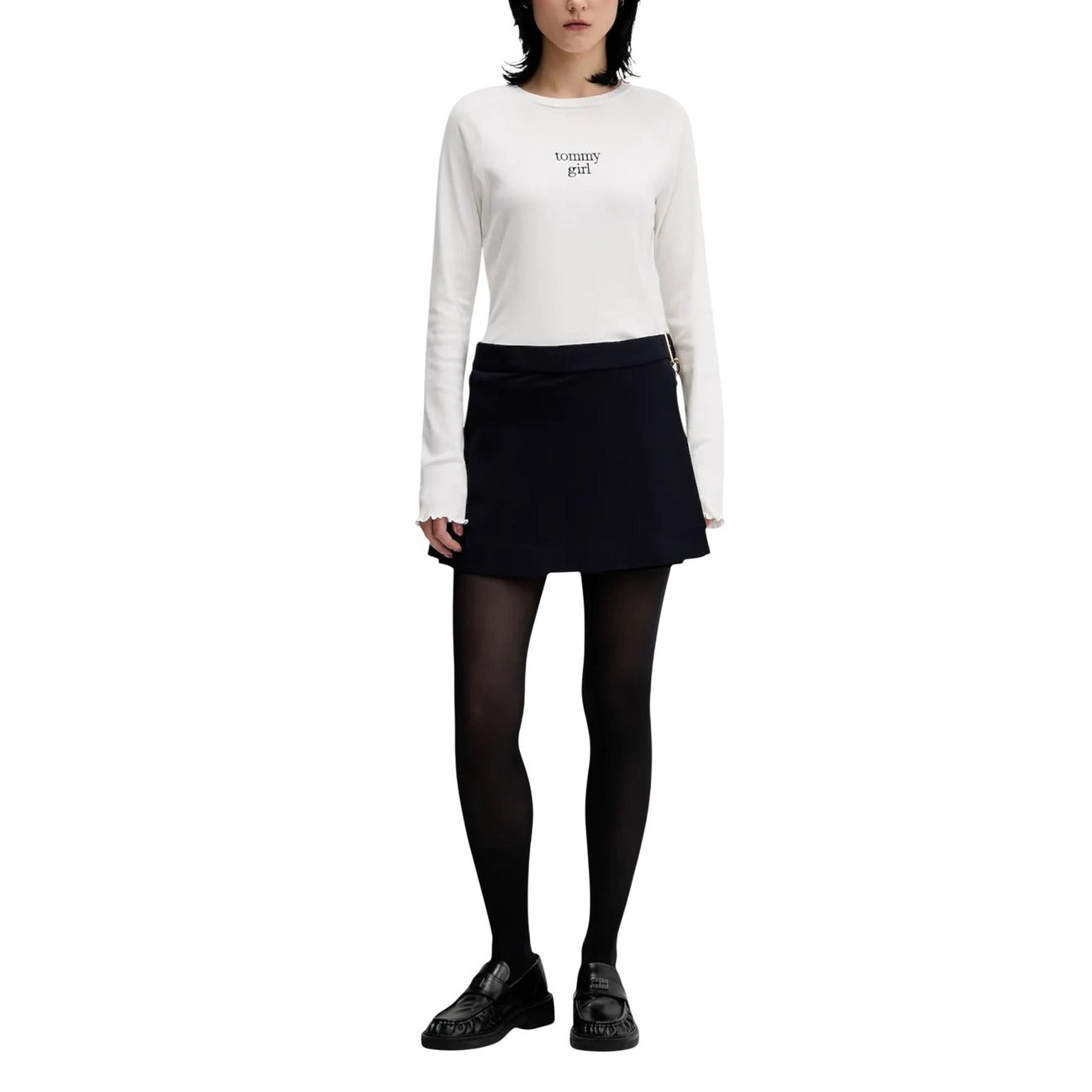 T-shirt Tommy Girl Y2K; 100% cotone. Maniche lunghe, bordi arricciati, slim fit. Maglia leggera con logo frontale e scollo tondo. Vista frontale 