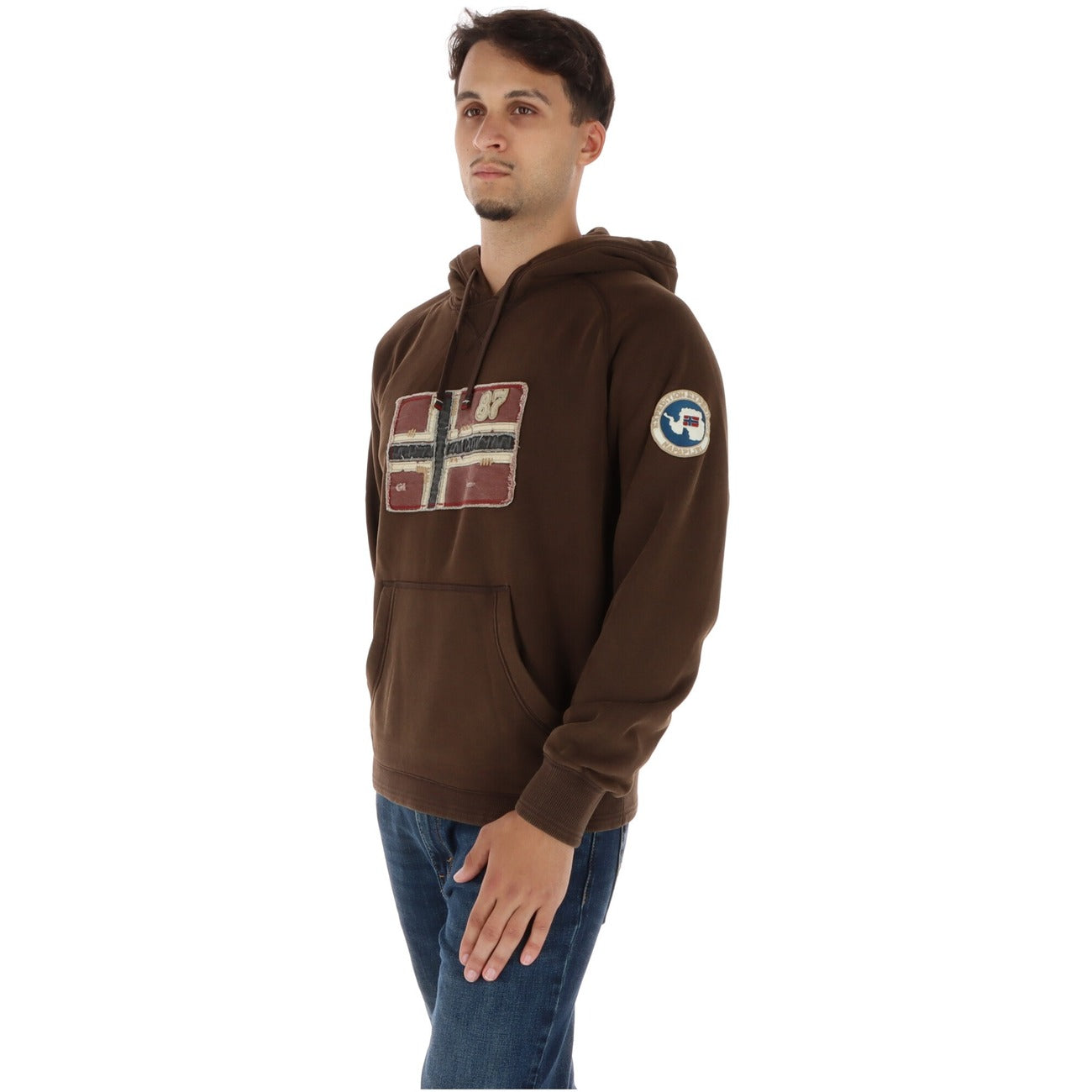 Felpa con cappuccio uomo d'archivio con bandiera norvegese. Felpa sportswear casual in cotone e poliestere con tasca a marsupio, patch logo sulla manica, polsini a costine e vestibilità comoda relaxed fit.