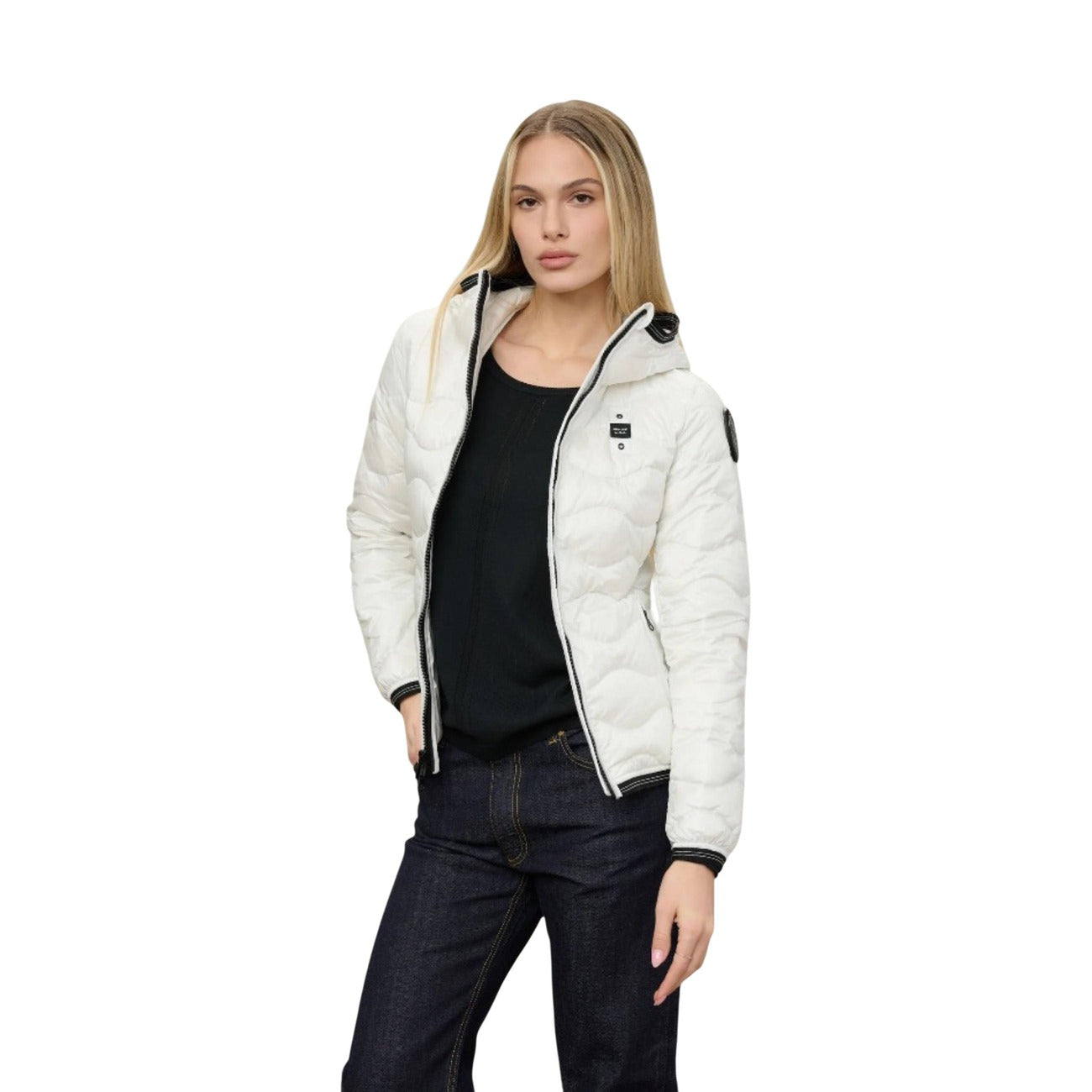 Piumino donna Blauer bianco Camelia 26WBLDC03033. Giubbotto corto da donna bianco trapuntato a onde con profili neri a contrasto, cappuccio fisso, chiusura zip e logo Blauer su petto e manica, giacca invernale casual e urbana.