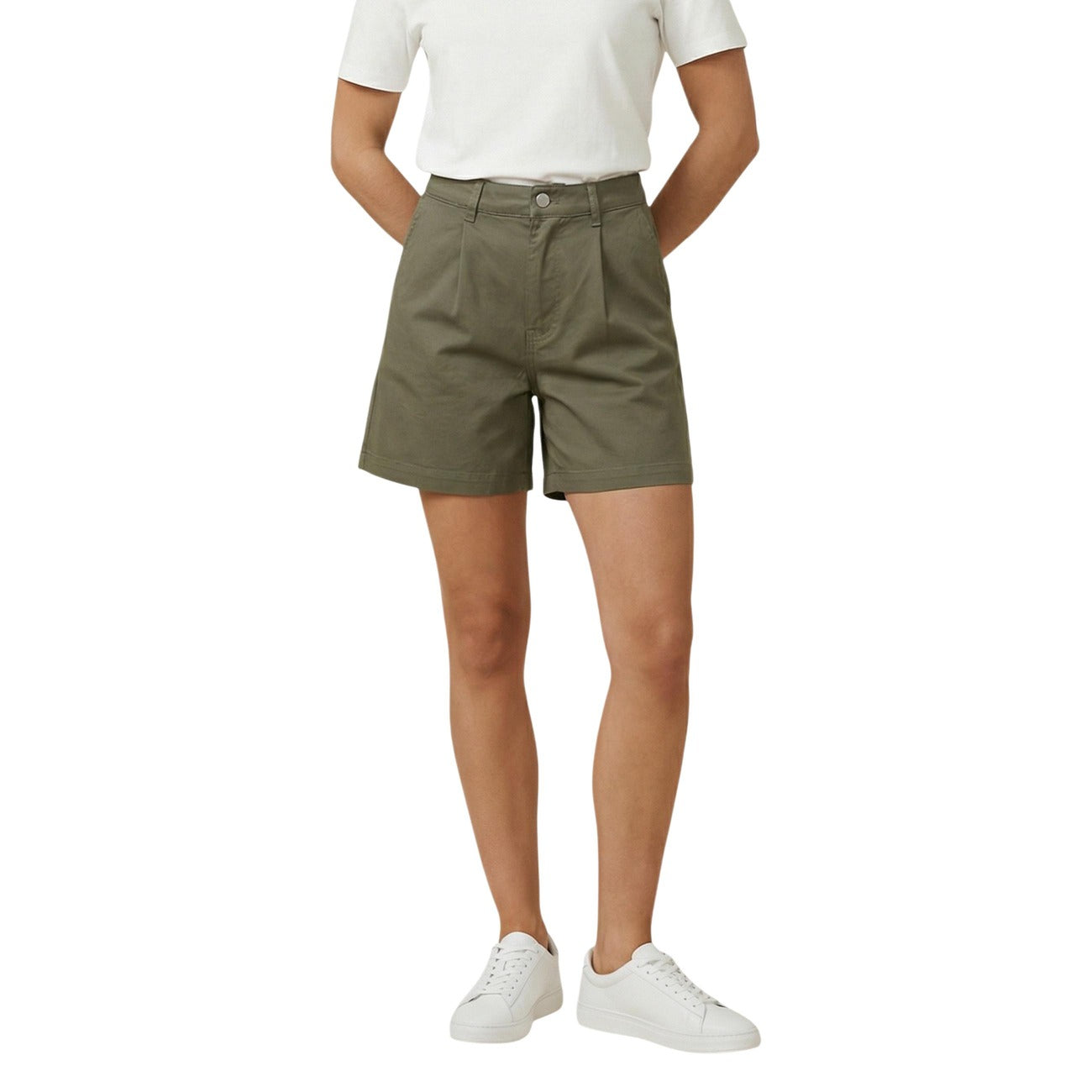 Shorts JDY Jdyemma HW; 100% Cotone (20% Riciclato). Vita alta, pinces frontali, gamba larga. Pantaloncini donna eleganti, freschi e sostenibili. Colore verde. Vista frontale 