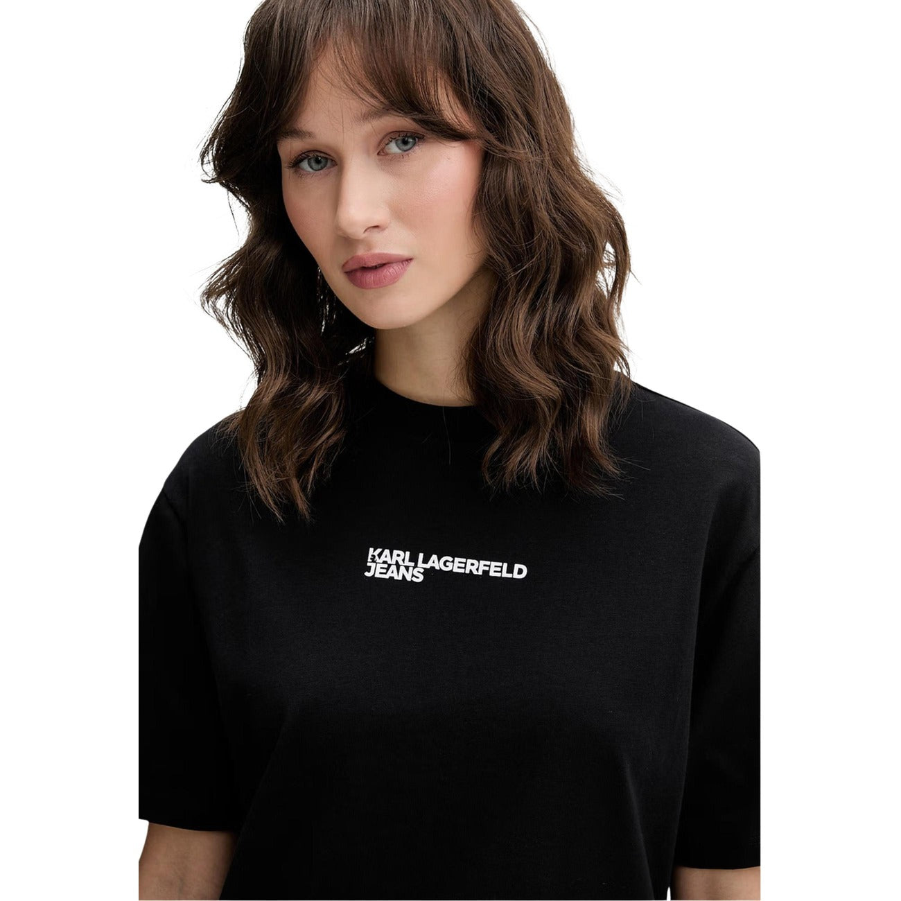 T-shirt Cotone Bio Regular; 100% Organico. Girocollo, stampa petto minimal, maxi logo incorniciato sul retro. Maglia traspirante, sostenibile e versatile per la stagione PE26.