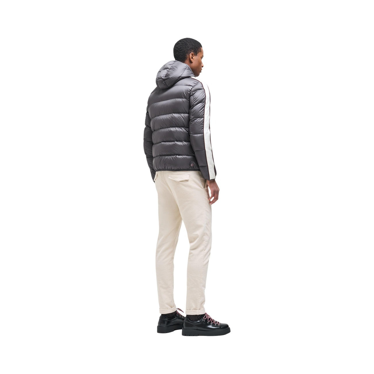 Piumino Colmar uomo grigio Heritage. Giaccone invernale bicolore idrorepellente con cappuccio, imbottitura in piuma d'oca naturale certificata RDS, tessuto riciclato e patch logo Colmar in feltro.
