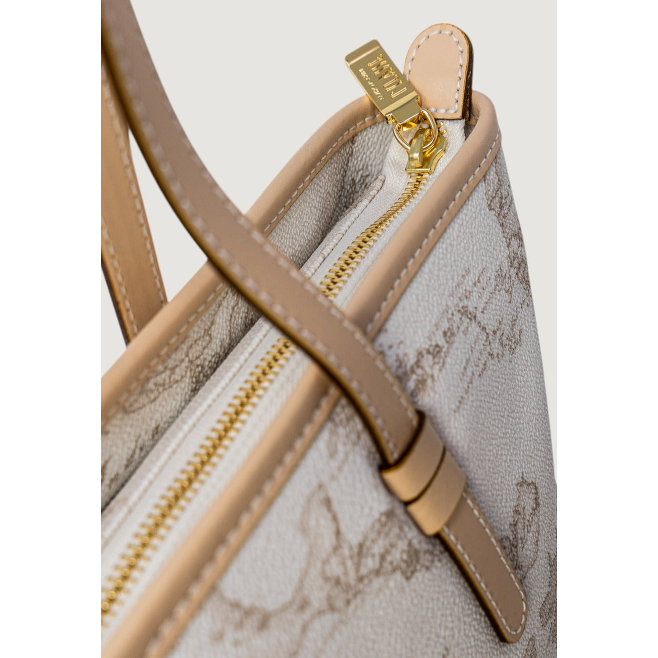 Borsa Shopper Grande Donna Alviero Martini Prima Classe; Bianco Geo White. 100% Pregiata pelle stampata, chiusura con zip e doppi manici a spalla. Struttura rigida e capiente (36x23,5 cm), stile Heritage di lusso. Dettaglio cerniera 