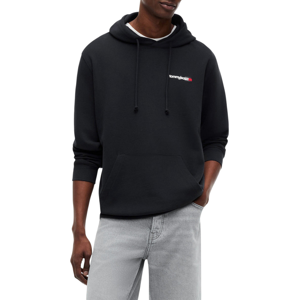 Felpa Tommy Hilfiger Jeans uomo nera con cappuccio DM0DM23393. Felpa sostenibile in cotone rigenerato con tasca a marsupio frontale, coulisse e logo Tommy Jeans sul petto, abbigliamento casual uomo mezza stagione
