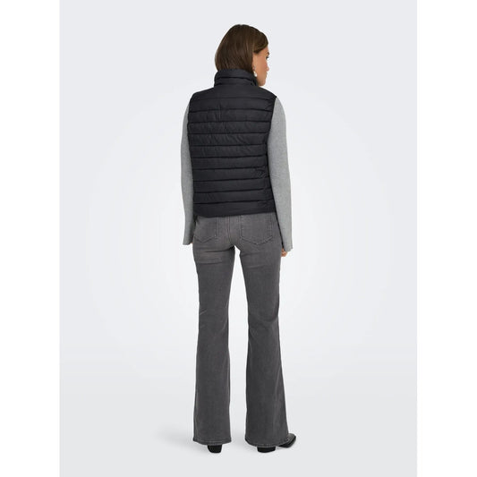 Gilet smanicato da donna Only codice 15351970 in nylon nero resistente all'acqua con collo alto, chiusura a zip e tasche con cerniera.