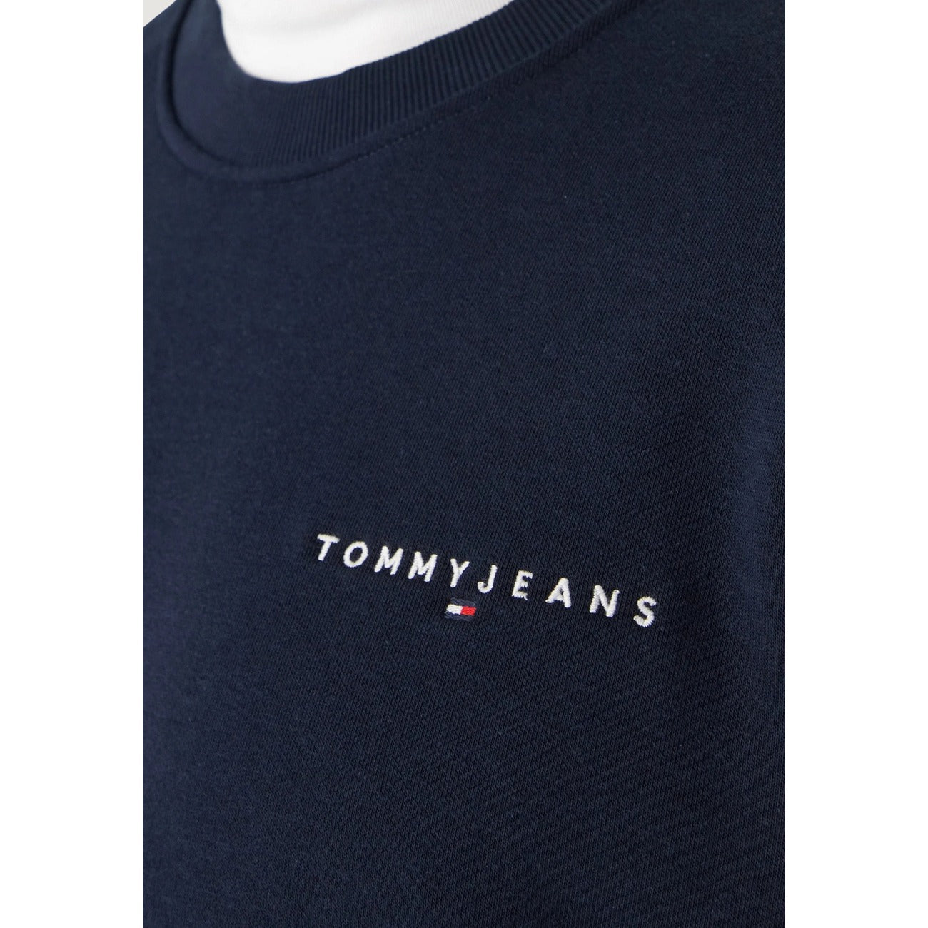Felpa Tommy Hilfiger Jeans uomo girocollo blu scuro DM0DM20249. Felpa in cotone felpato con scollo tondo, finiture a costine e scritte logo Tommy Jeans ricamate sul petto, abbigliamento casual uomo autunno inverno.