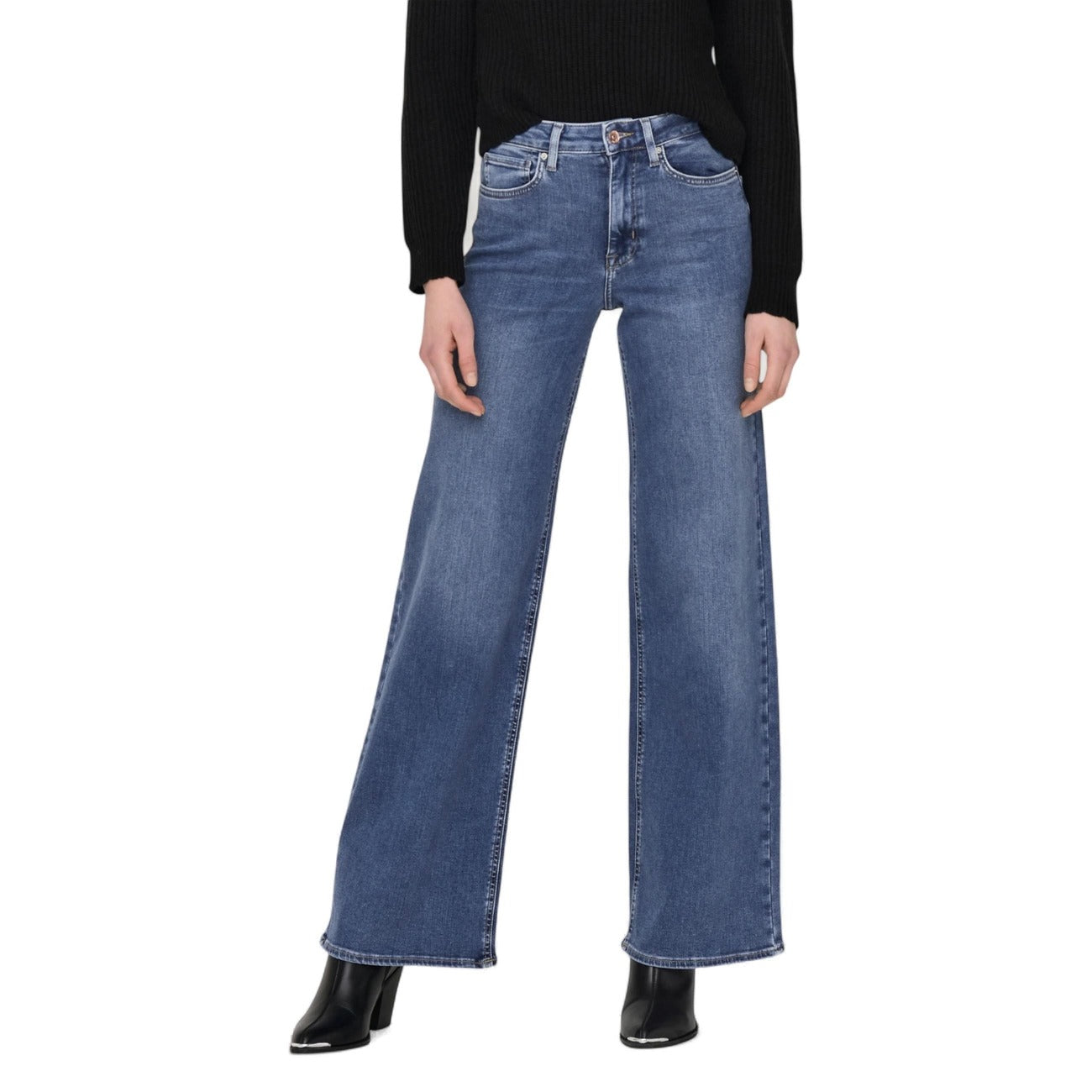 Only Jeans Madison Blush HW Wide; denim svasato a vita alta, vestibilità stretch confortevole e linea a zampa. Il capo must-have per una silhouette slanciata e di tendenza. Vista frontale 