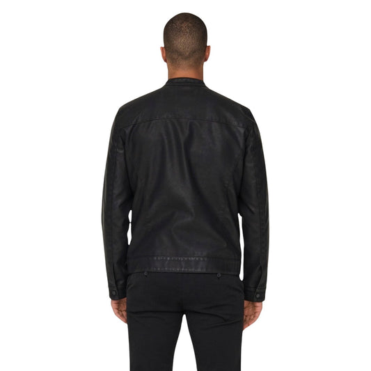Giacca ecopelle uomo Only & Sons Mike PU Racer 22012339 nera. Giubbotto stile biker da uomo in similpelle effetto pelle con colletto coreana, bottone e zip, abbigliamento casual uomo mezza stagione.