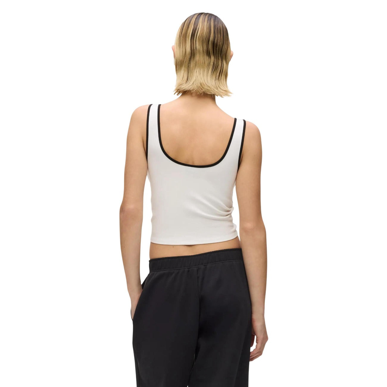 Canotta Cropped Coulisse; 62% Viscosa, 33% Poliammide, 5% Elastan. Scollo a V, profili contrasto, lunghezza regolabile. Top donna in maglia tecnica, traspirante e stretch per la PE26. Vista posteriore 