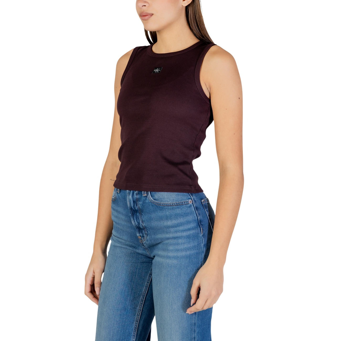 Canotta CK Jeans Woven Label; 95% Cotone, 5% Elastane. Lavorazione a costine 2x2, vestibilità aderente, logo etichetta tessuta. Top donna estivo fresco, elastico e di tendenza. Colore marrone vista frontale Laterale 