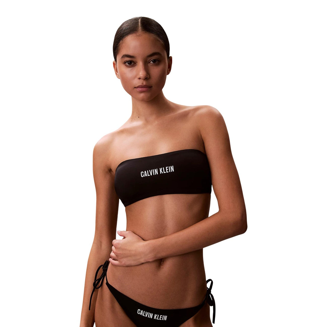 Top Bikini Fascia CK Intense Power; nero. Design trasformabile (con/senza spalline), tessuto Lycra XTRA LIFE®, logo stampato. Coppe preformate, asciugatura rapida, stile moderno e resistente.
