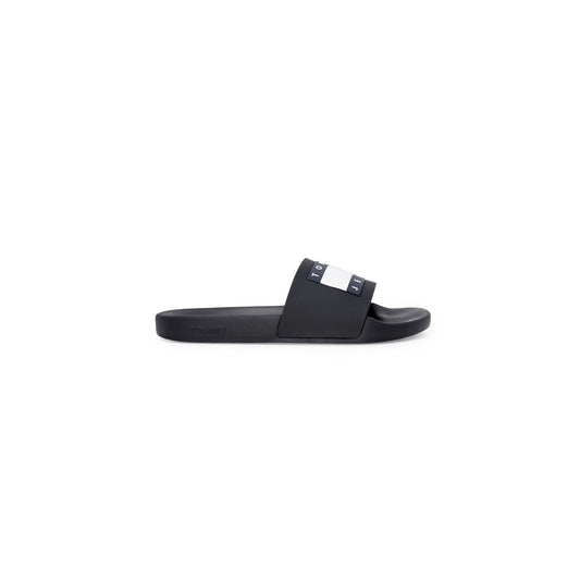 Ciabatte Tommy Jeans Pool Sli; 100% Poliuretano. Colore nero, logo Tommy hilfiger, struttura leggera. Slide uomo idrorepellenti e confortevoli per la PE26. Vista laterale 