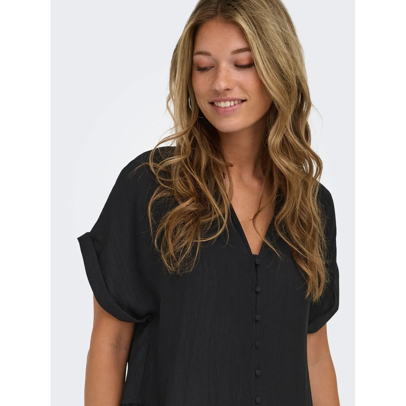 Abito Corto Donna Nero Only; Vestito stile chemisier a maniche corte con polsini risvoltati, scollo a V e chiusura con bottoni. Taglio regolare segnato in vita, stile casual-chic leggero.