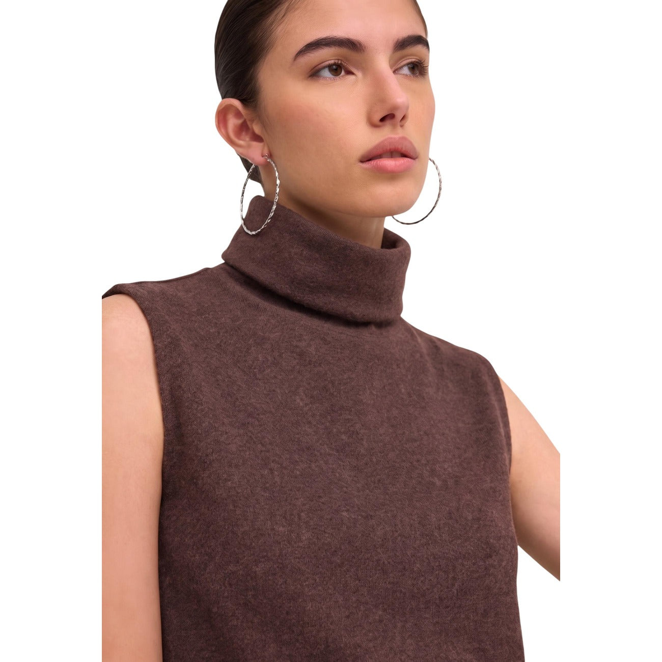 Dolcevita senza maniche Jacqueline de Yong marrone donna 15380199. Top smanicato da donna marrone a collo alto in poliestere riciclato e cotone, lupetto leggero mezza stagione e sottogiacca casual elegante.