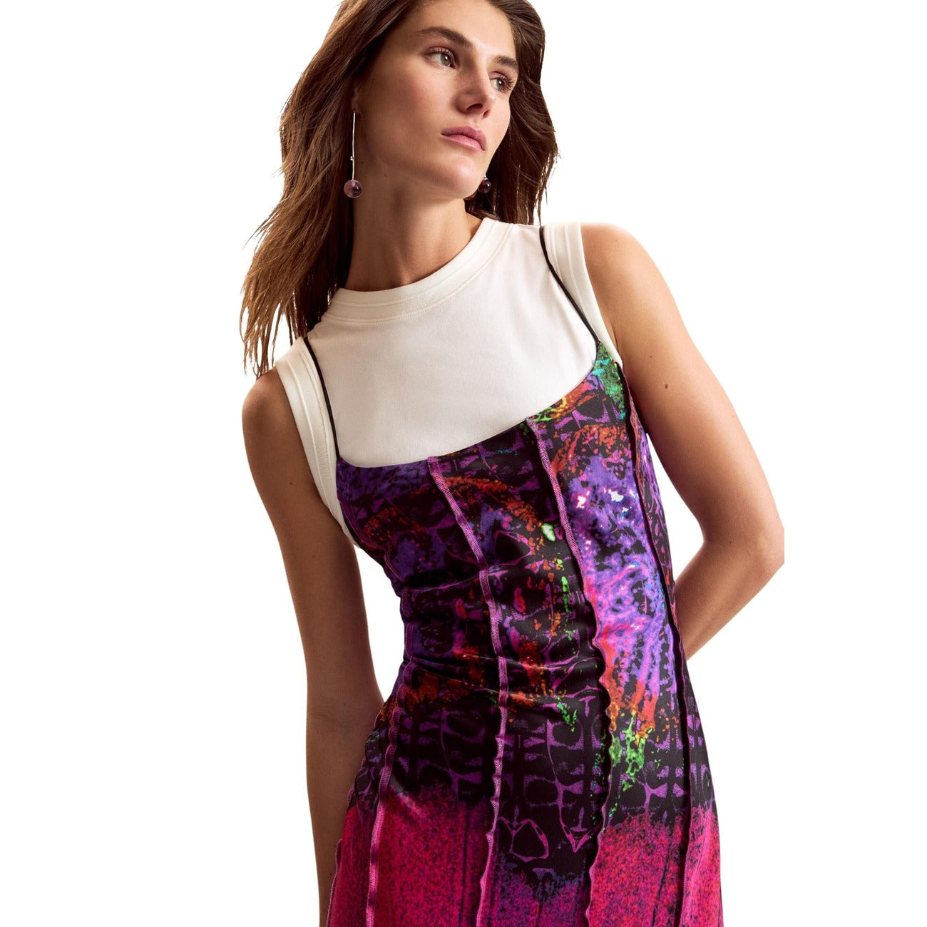 Abito lungo Desigual x Lacroix; Fuxia Multicolore. 100% Viscosa EcoVero™. Include t-shirt bianca sotto, stampa etnica, tessuto fluido. Collezione SS26 disegnata a Barcellona. Dettaglio 
