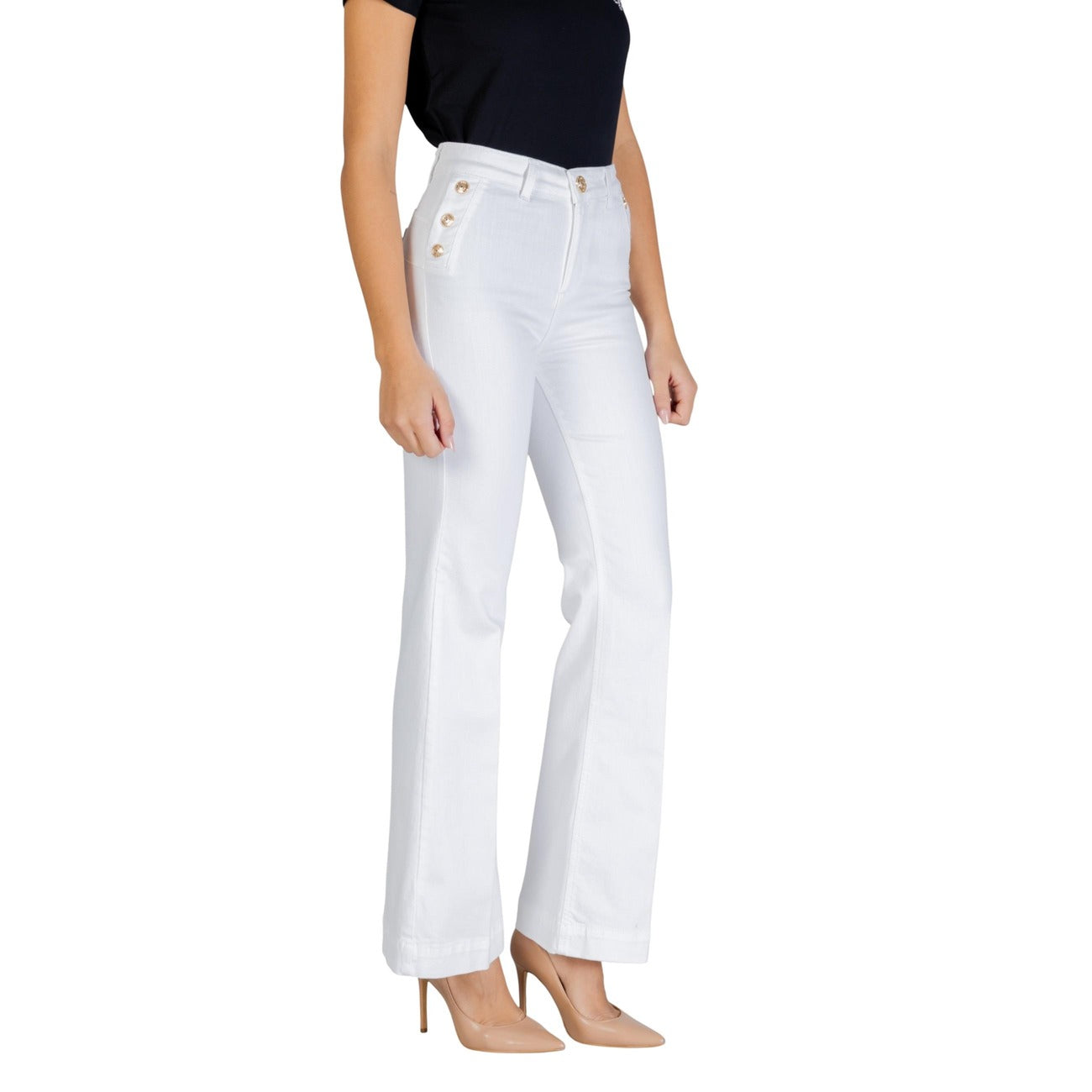 Liu-Jo Flare Button Jeans; pantaloni bianchi bootcut a vita alta con bottoni gioiello. Tessuto tecnico stretch modellante, vestibilità impeccabile e stile distintivo. Vista frontale Laterale 