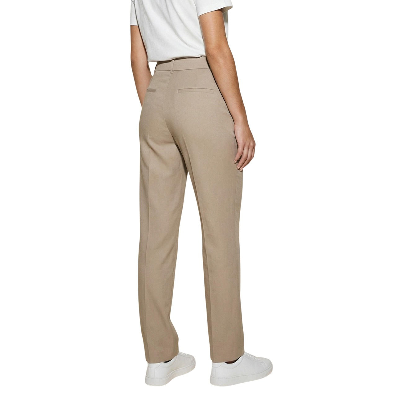 Pantaloni Straight Only Onlaris; Beige. 93% Viscosa Sostenibile, 7% Poliestere Riciclato. Vita media, vestibilità regular, tessuto fluido e traspirante. Stile eco-friendly raffinato. Posteriore 