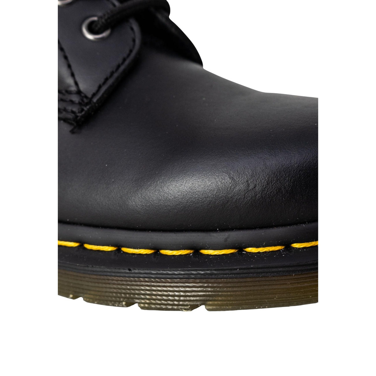 Anfibi neri donna Dr. Martens 1460 Nappa 11822002. Stivali neri stringati 8 fori in pelle nappa con iconica impuntura gialla, suola in gomma gommata e tirante logo.