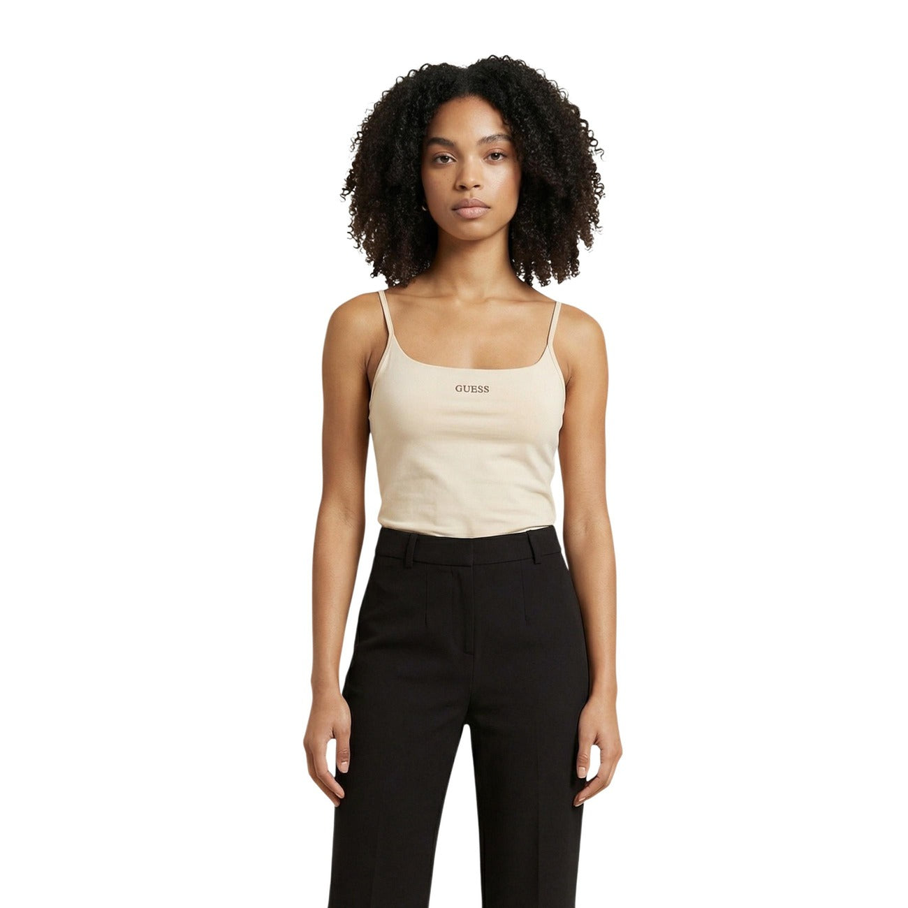 canotta beige da donna Guess JASMINE TOP. Realizzata con una composizione di 91% Lyocell e 9% Elastam/Lycra. sottili spalline e linea aderente. logo GUESS applicato sul petto Vista frontale 