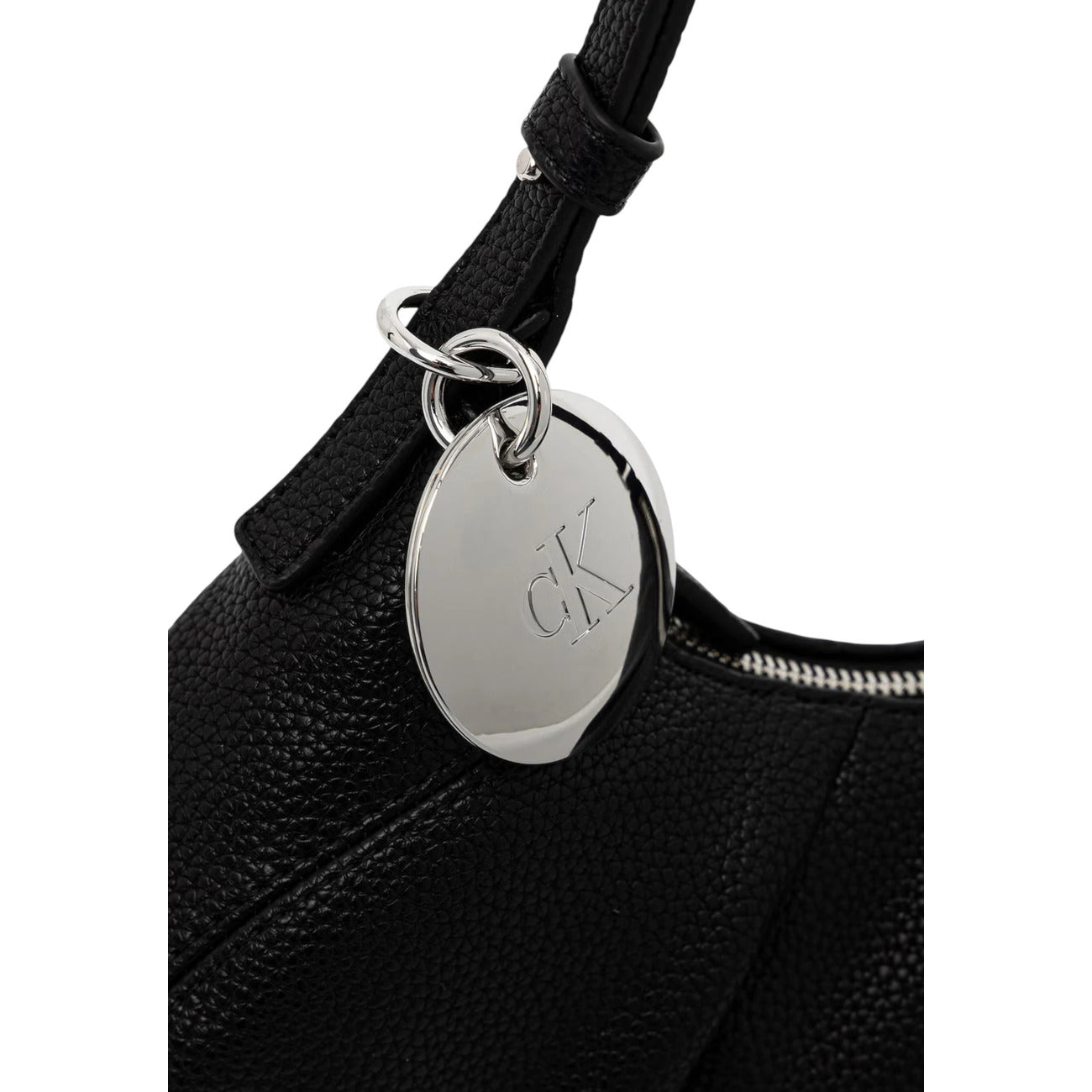 Borsa Piccola Donna Calvin Klein Engraved; Nero. 100% Poliuretano effetto martellato, forma a mezzaluna arricciata con zip, manico regolabile e charm metallico CK. Misure compatte (28x16 cm), stile minimal-chic. Dettaglio ciondolo logo