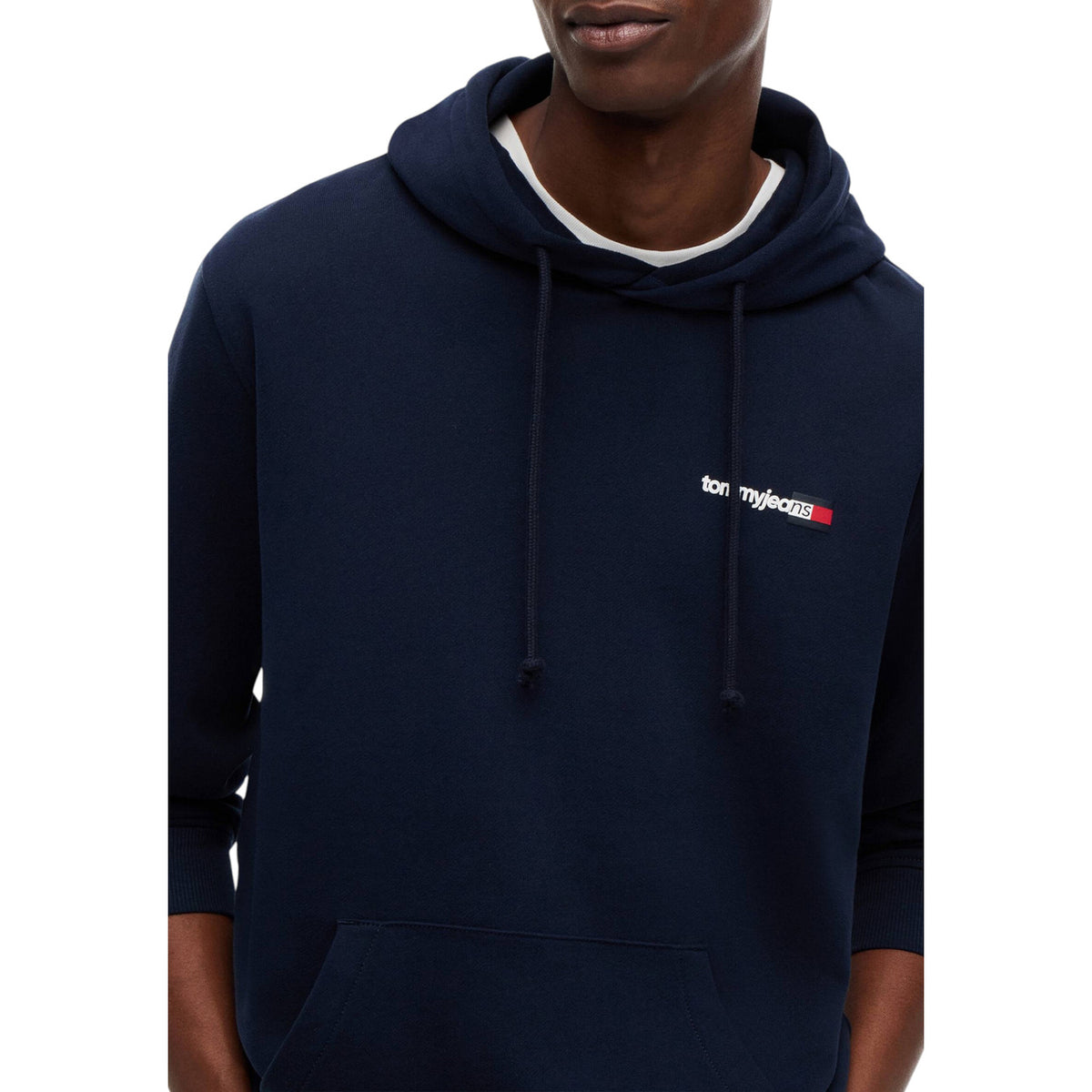 Felpa Tommy Hilfiger Jeans uomo blu con cappuccio DM0DM233393. Felpa sostenibile in cotone rigenerato con tasca a marsupio frontale, coulisse e logo Tommy Jeans sul petto, abbigliamento casual uomo mezza stagione.