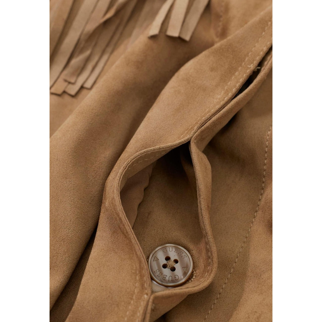 Giacca cropped Guess con frange; misto poliestere stretch, colletto classico, design dinamico. Stile audace e contemporaneo. 