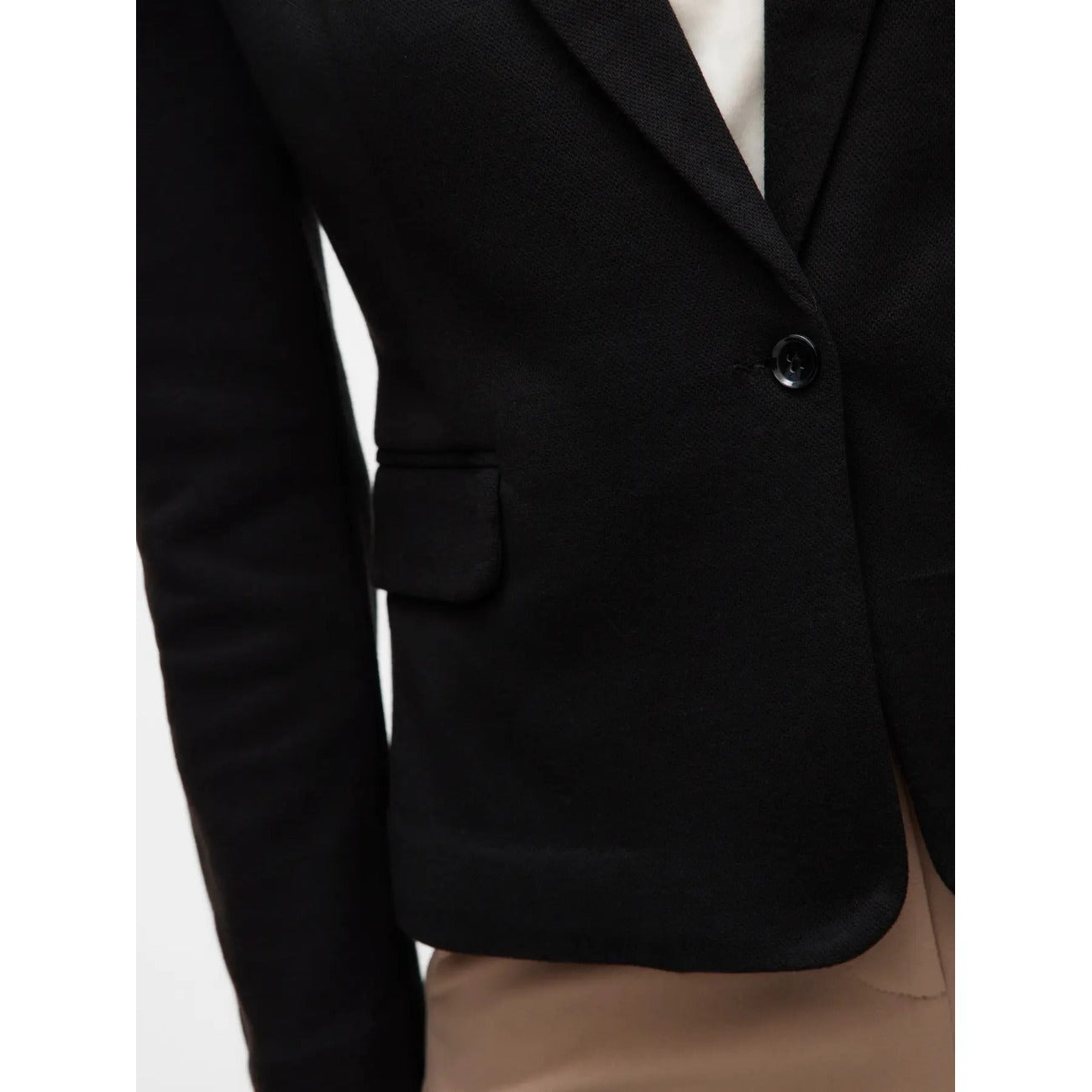 Blazer Monopetto Donna Nero Vero Moda; Giacca regular fit in misto cotone e poliestere con scollo a V e colletto a reverse. Maniche lunghe e chiusura con bottoni, stile casual-chic primavera-estate. Dettaglio bottone 