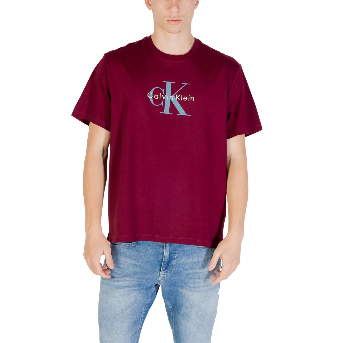 T-shirt Calvin Klein Jeans con monogramma logo uomo bordeaux con stampa maniche corte scollo tondo - vista frontale indossata da modello