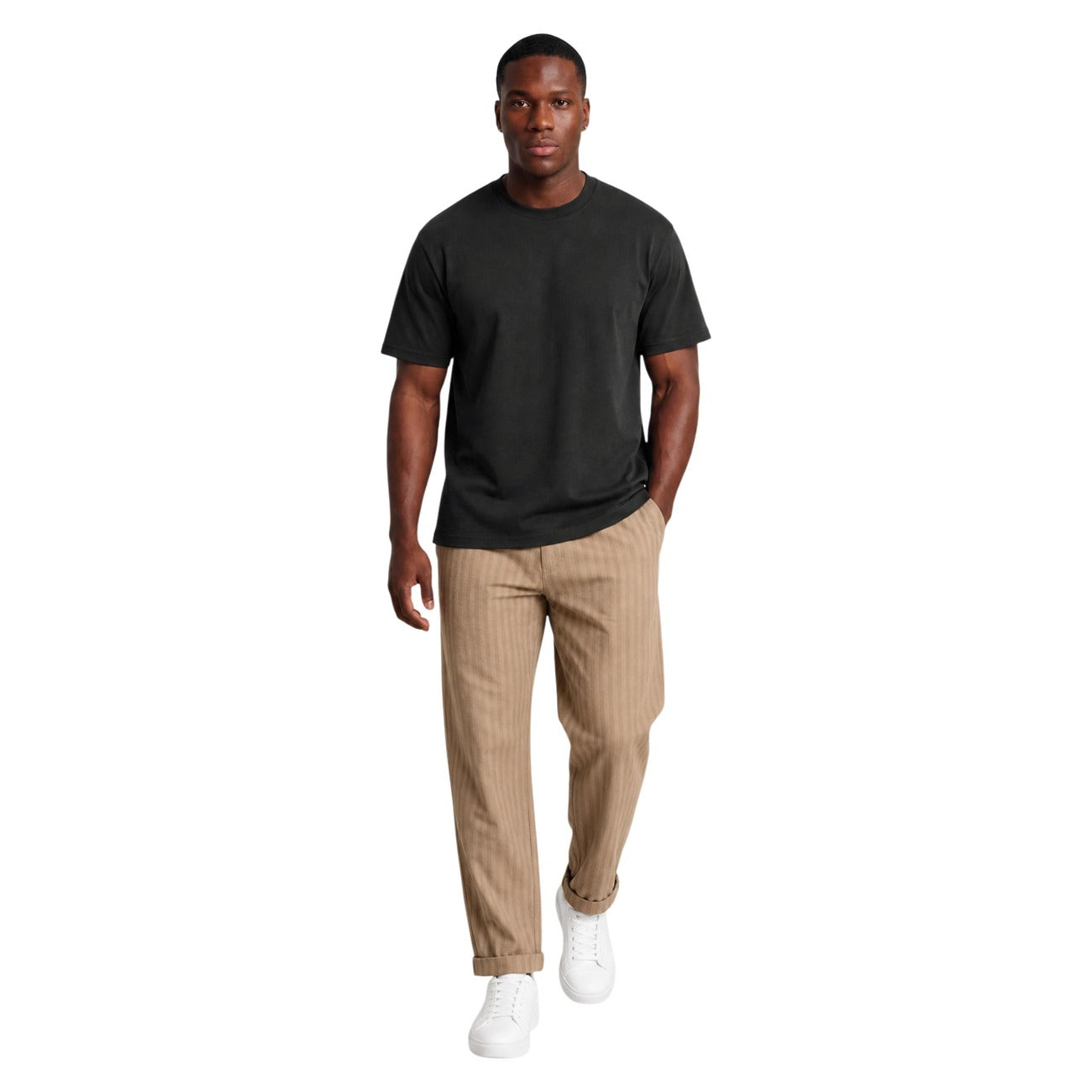 T-shirt Nera Hydra Clothing; 100% Cotone. Girocollo a costine, maniche corte, vestibilità regular. Leggera, traspirante e versatile. L'elemento base fondamentale per ogni outfit maschile. Figura intera 