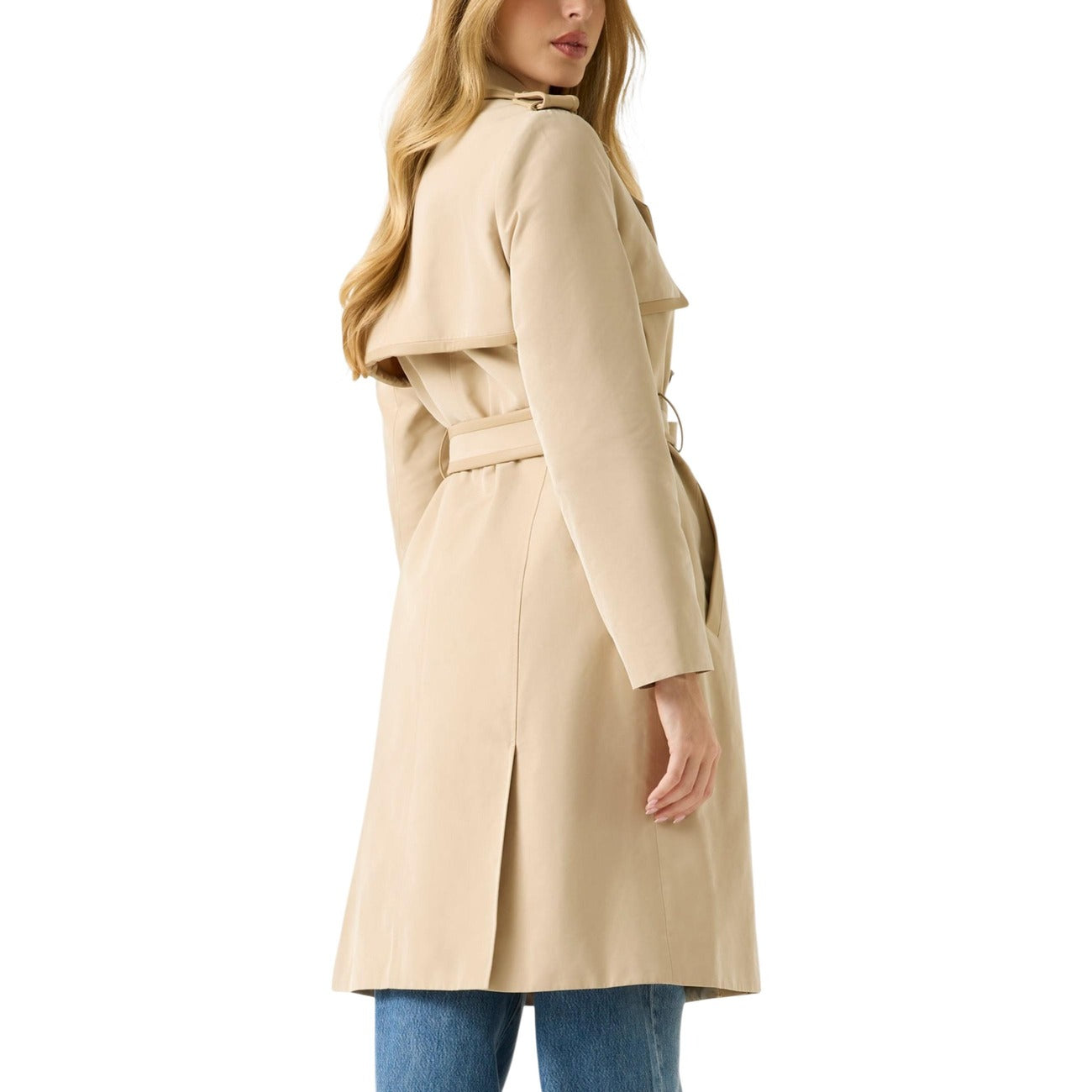 Giacca Guess donna beige trench con bottoni - vista laterale posteriore indossata da modello
