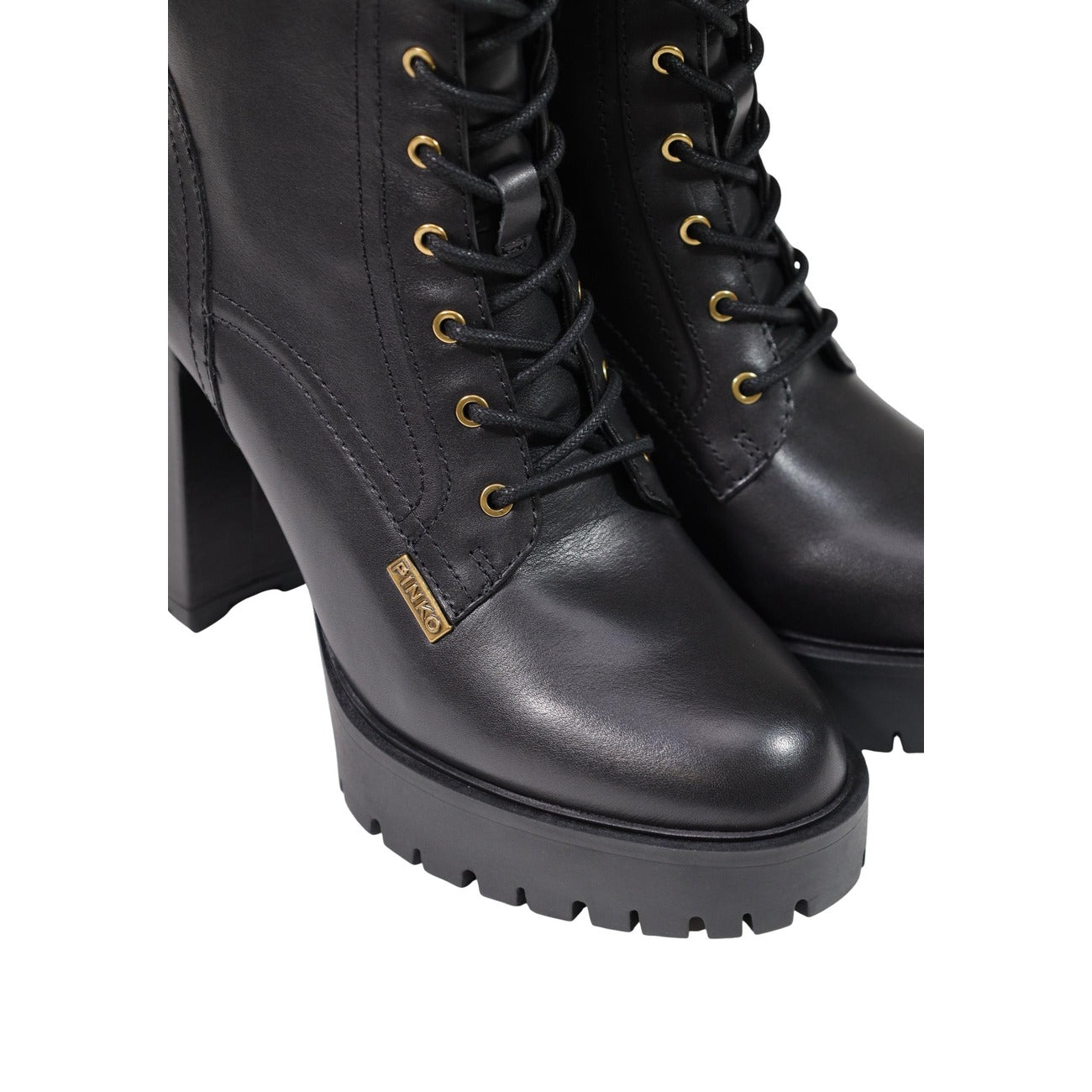 Stivaletti Pinko CLARA 03 neri tacco alto donna SD0581P001. Anfibi eleganti in pelle nera con tacco largo squadrato da 10 cm, fondo con carrarmato, zip laterale per la calzata e logo applicato, scarpe da donna mezza stagione.