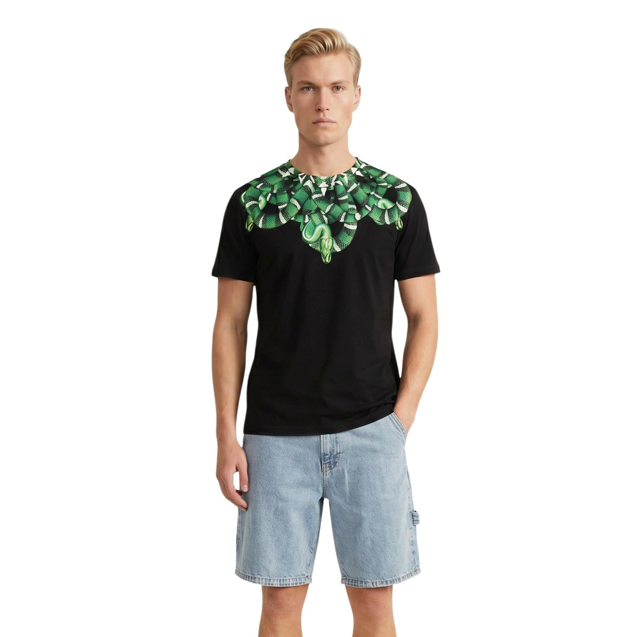 T-shirt County Of Milan; Nero. 100% Cotone premium. Stampa serpente su girocollo e spalle, maniche corte, fit regolare. Capo iconico streetwear, collezione Primavera/Estate 2026. Frontale 