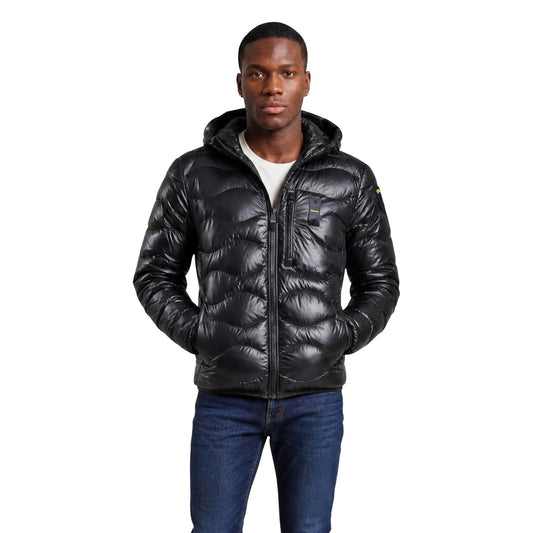 Piumino uomo Blauer nero Wave 26WBLUC03064. Giubbotto corto da uomo nero trapuntato a onde con cappuccio, taschino zip al petto, chiusura cerniera e logo Blauer sulla manica, giacca invernale calda streetwear.